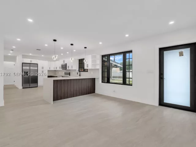 5-bedroom home for sale in Miami - 2000 SW 84th Ave - MondialRealty