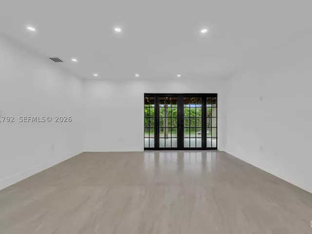 5-bedroom home for sale in Miami - 2000 SW 84th Ave - MondialRealty
