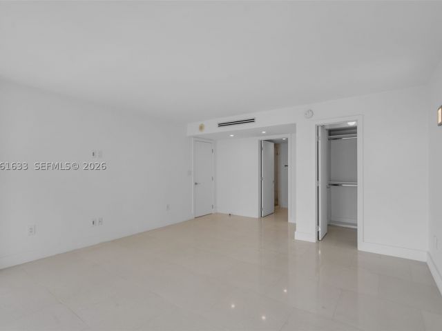 3-bedroom condo for sale in Key Biscayne - 881 Ocean Dr 7H - MondialRealty