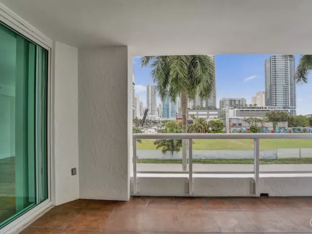 1-bedroom condo for sale in Fort Lauderdale - 401 SW 4th Avenue 203 - MondialRealty