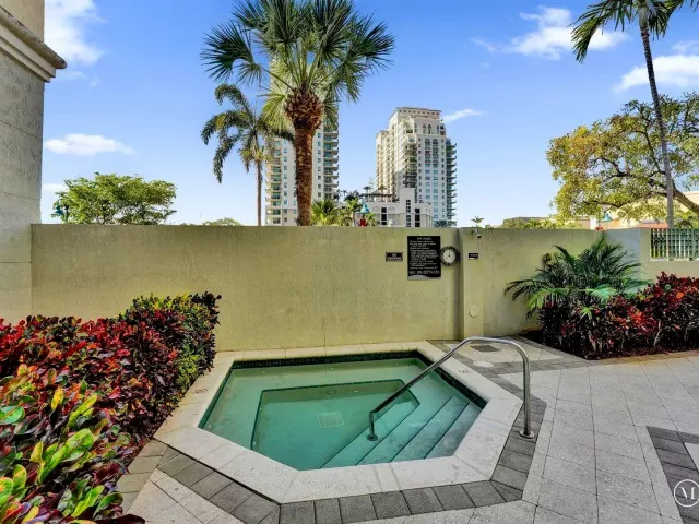 1-bedroom condo for sale in Fort Lauderdale - 401 SW 4th Avenue 203 - MondialRealty