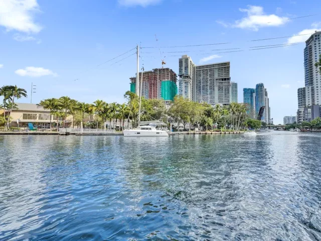 1-bedroom condo for sale in Fort Lauderdale - 401 SW 4th Avenue 203 - MondialRealty