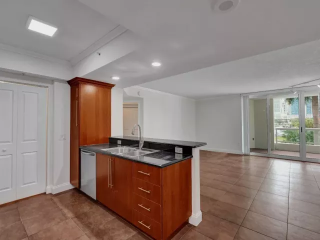 1-bedroom condo for sale in Fort Lauderdale - 401 SW 4th Avenue 203 - MondialRealty