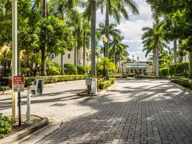 3-bedroom home for sale in Pembroke Pines - 12467 NW 17th Court - MondialRealty