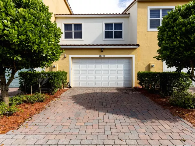 3-bedroom home for sale in Pembroke Pines - 12467 NW 17th Court - MondialRealty