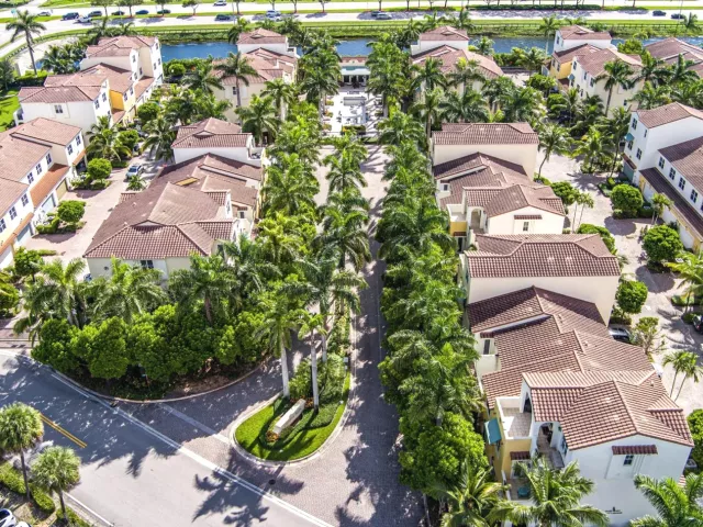 3-bedroom home for sale in Pembroke Pines - 12467 NW 17th Court - MondialRealty
