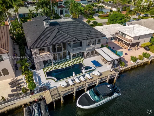 6-bedroom home for rent in North Miami Beach - 3380 NE 170th St - MondialRealty