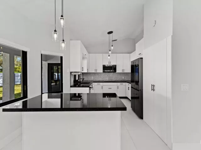 3-bedroom home for sale in Pembroke Pines - 20221 NW 8TH Street - MondialRealty