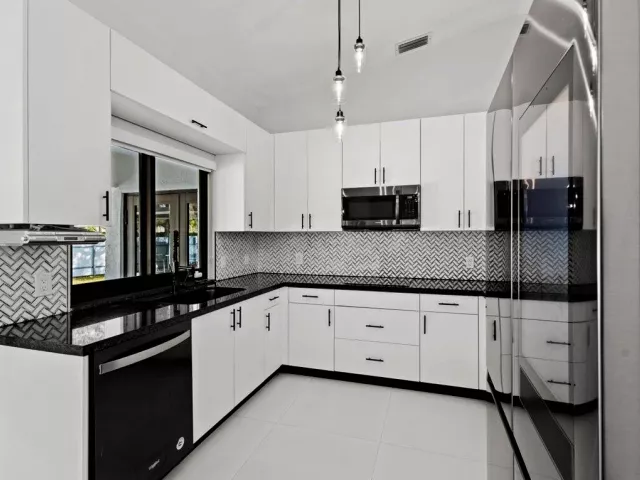 3-bedroom home for sale in Pembroke Pines - 20221 NW 8TH Street - MondialRealty