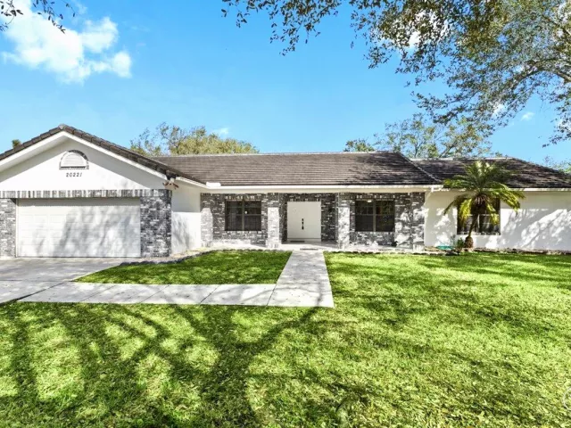 3-bedroom home for sale in Pembroke Pines - 20221 NW 8TH Street - MondialRealty