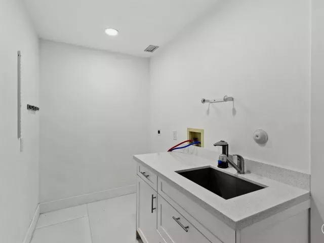 3-bedroom home for sale in Pembroke Pines - 20221 NW 8TH Street - MondialRealty