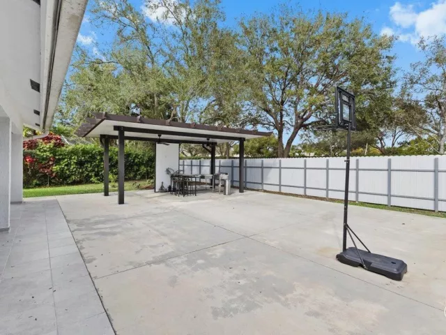 3-bedroom home for sale in Pembroke Pines - 20221 NW 8TH Street - MondialRealty