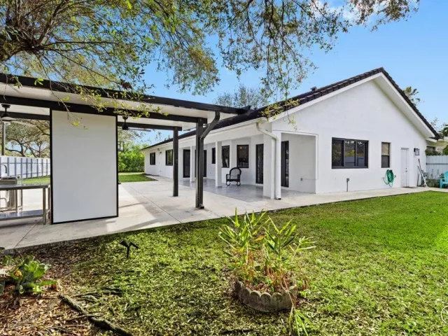 3-bedroom home for sale in Pembroke Pines - 20221 NW 8TH Street - MondialRealty