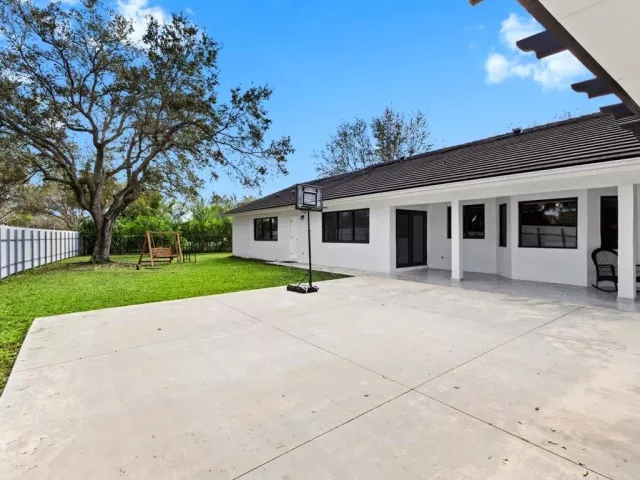 3-bedroom home for sale in Pembroke Pines - 20221 NW 8TH Street - MondialRealty