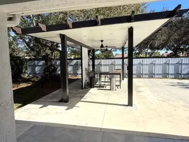 3-bedroom home for sale in Pembroke Pines - 20221 NW 8TH Street - MondialRealty