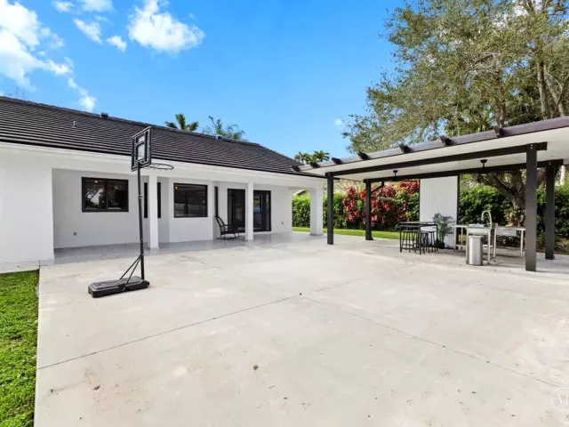 3-bedroom home for sale in Pembroke Pines - 20221 NW 8TH Street - MondialRealty