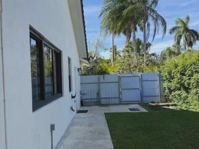 3-bedroom home for sale in Pembroke Pines - 20221 NW 8TH Street - MondialRealty