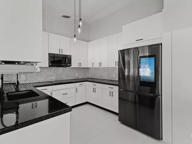 3-bedroom home for sale in Pembroke Pines - 20221 NW 8TH Street - MondialRealty