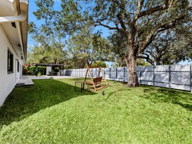 3-bedroom home for sale in Pembroke Pines - 20221 NW 8TH Street - MondialRealty