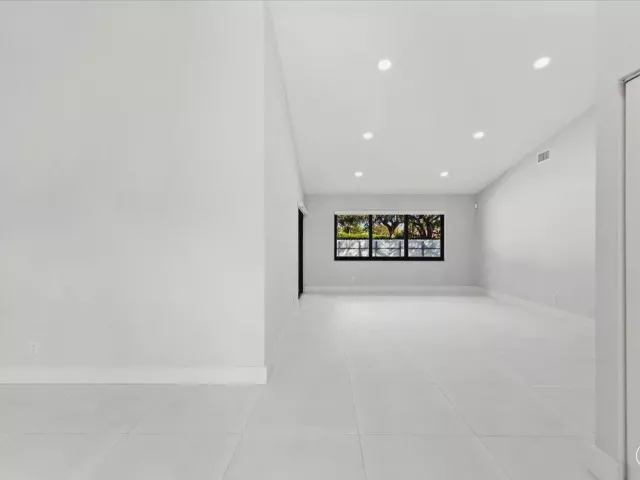 3-bedroom home for sale in Pembroke Pines - 20221 NW 8TH Street - MondialRealty