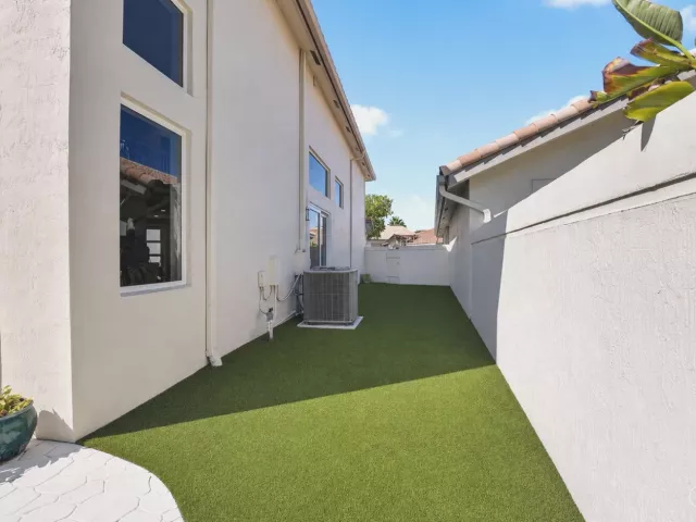 4-bedroom home for rent in Boca Raton - 5338 NW 26th Circle - MondialRealty