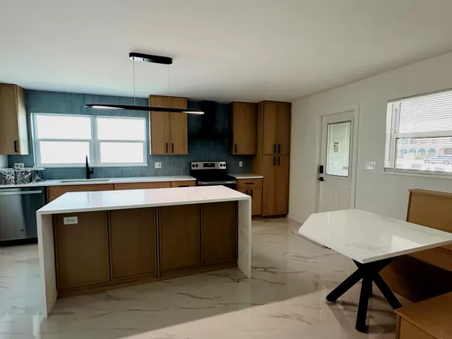 4-bedroom home for rent in Boca Raton - 214 SW 4TH Street - MondialRealty