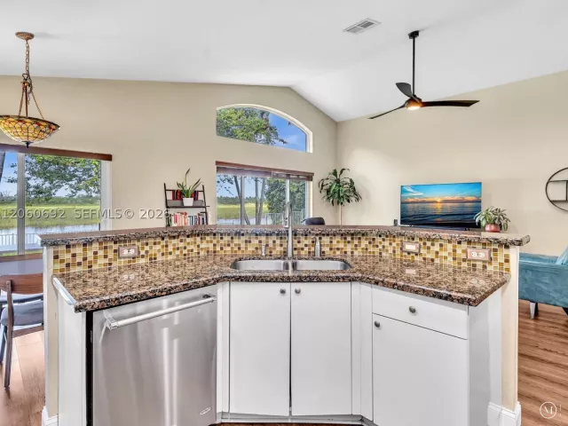 4-bedroom home for sale in Pembroke Pines - 1208 NW 144th Ter - MondialRealty