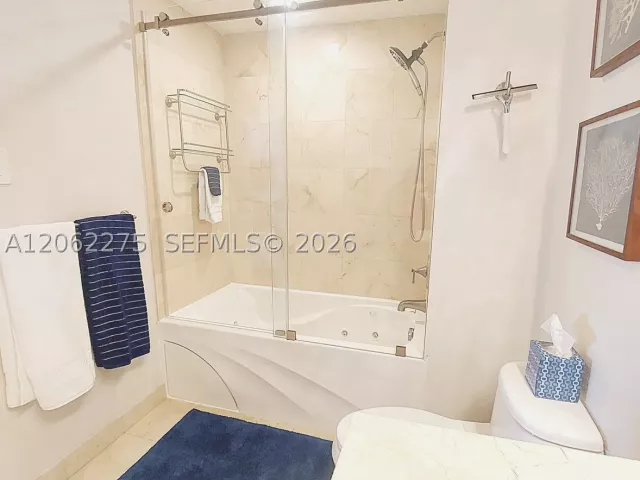 1-bedroom condo for rent in Miami Beach - 6365 Collins Ave 905 - MondialRealty