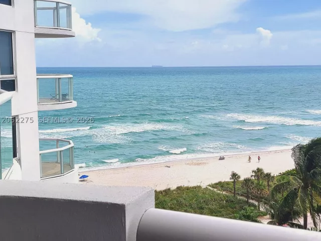 1-bedroom condo for rent in Miami Beach - 6365 Collins Ave 905 - MondialRealty