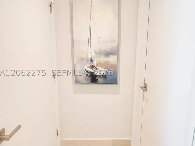 1-bedroom condo for rent in Miami Beach - 6365 Collins Ave 905 - MondialRealty
