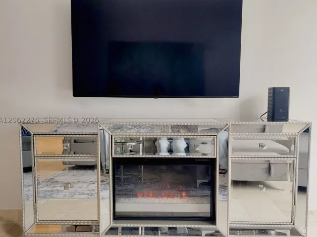 1-bedroom condo for rent in Miami Beach - 6365 Collins Ave 905 - MondialRealty