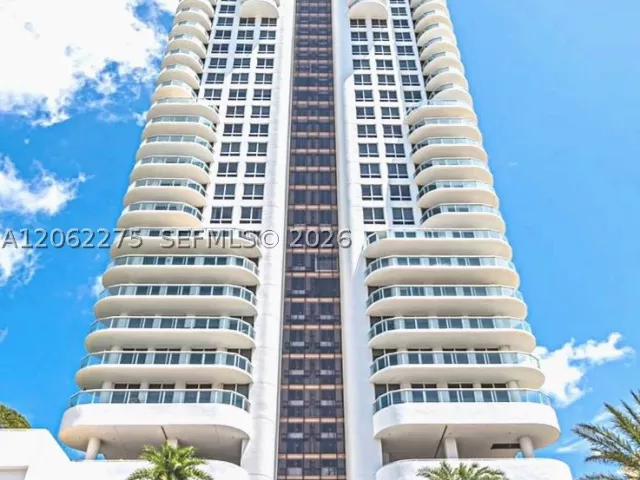 1-bedroom condo for rent in Miami Beach - 6365 Collins Ave 905 - MondialRealty