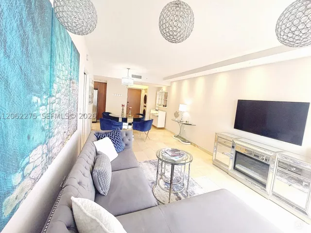 1-bedroom condo for rent in Miami Beach - 6365 Collins Ave 905 - MondialRealty