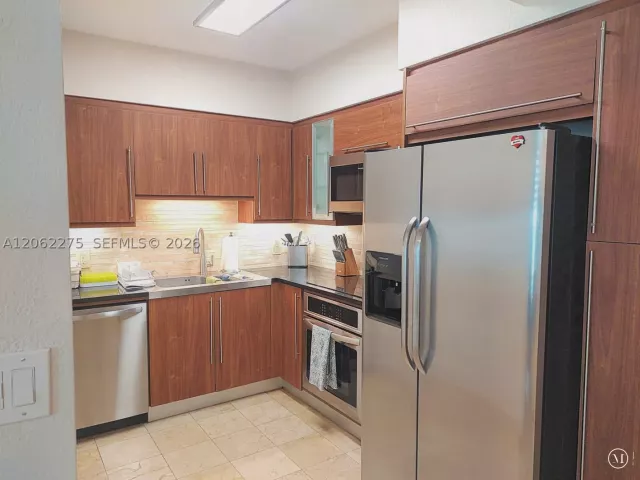 1-bedroom condo for rent in Miami Beach - 6365 Collins Ave 905 - MondialRealty