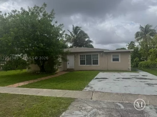 3-bedroom home for sale in North Miami Beach - 374 NE 171 Street - MondialRealty