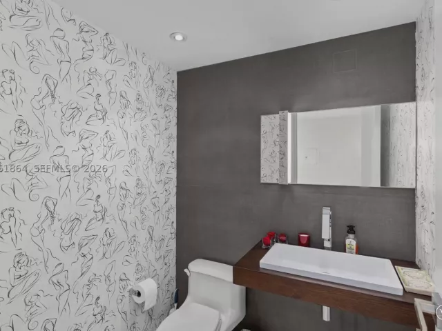 2-bedroom condo for sale in Sunny Isles Beach - 18671 Collins Ave 2903 - MondialRealty
