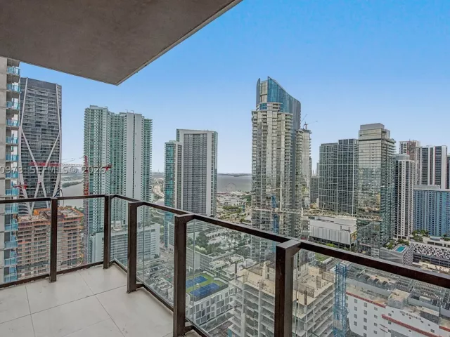 2-bedroom condo for rent in Miami - 20 NE 11th St 3808 - MondialRealty