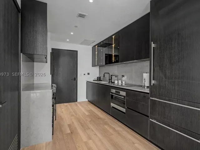 2-bedroom condo for rent in Miami - 20 NE 11th St 3808 - MondialRealty
