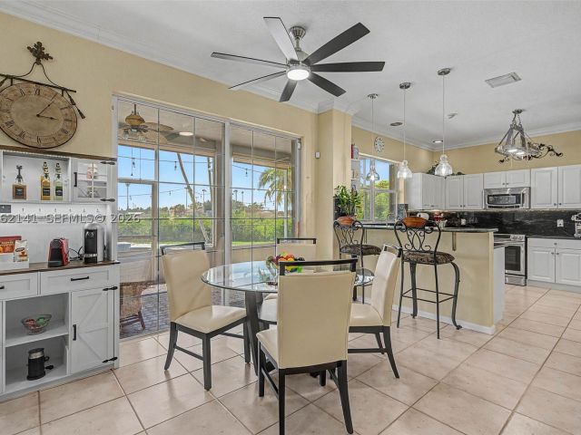 5-bedroom home for sale in Pembroke Pines - 694 SW 168th Way - MondialRealty