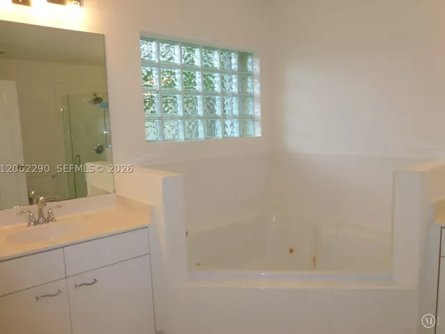 4-bedroom home for rent in Doral - 11236 NW 58th Ter - MondialRealty