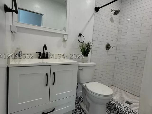3-bedroom home for sale in Miami - 2401 SW 83rd Ave - MondialRealty