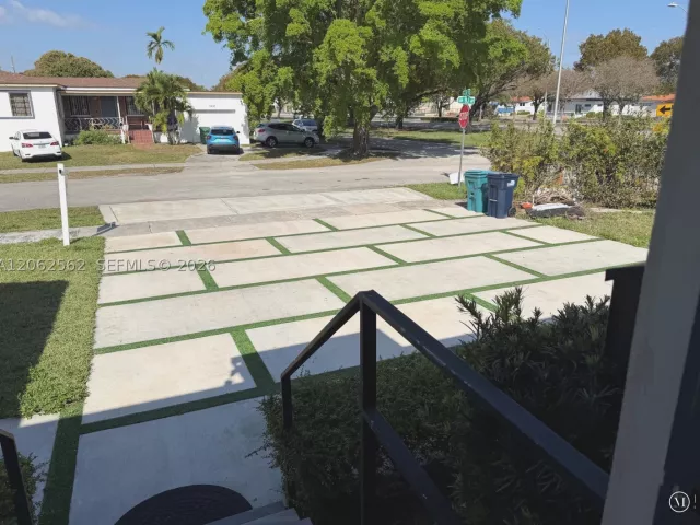 3-bedroom home for sale in Miami - 2401 SW 83rd Ave - MondialRealty