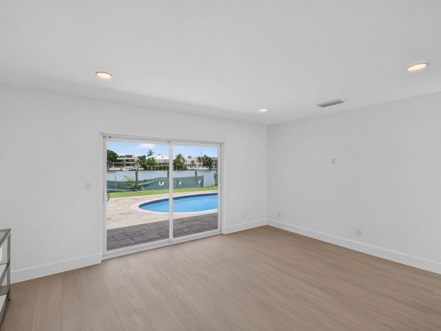 4-bedroom home for sale in Key Biscayne - 631 N Mashta Drive - MondialRealty