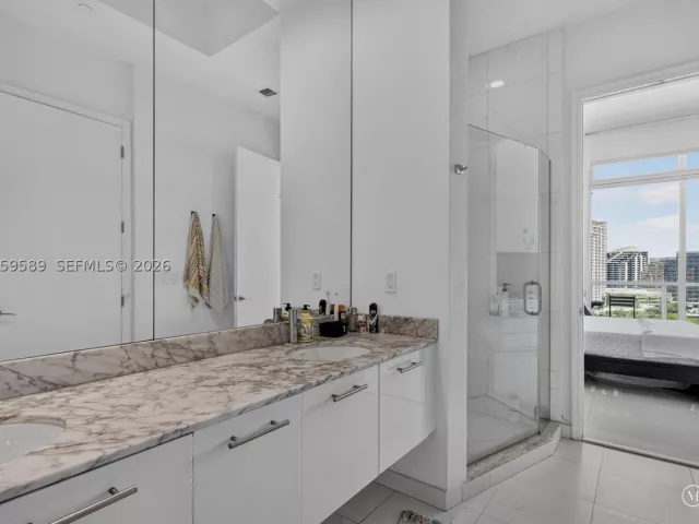1-bedroom condo for sale in Miami - 500 Brickell Ave 1100 - MondialRealty