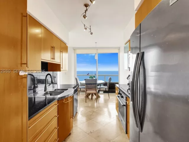 2-bedroom condo for sale in Miami Beach - 6365 Collins Ave 3002 - MondialRealty