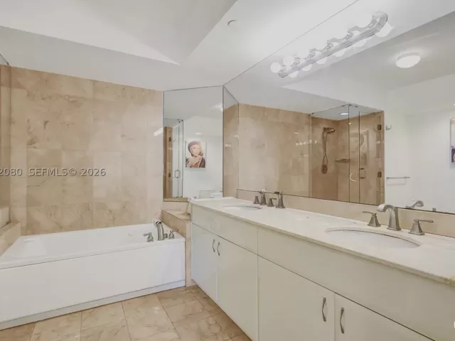 2-bedroom condo for sale in Miami Beach - 6365 Collins Ave 3002 - MondialRealty