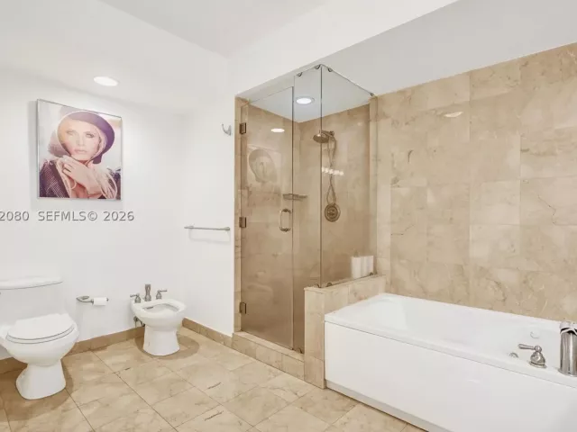 2-bedroom condo for sale in Miami Beach - 6365 Collins Ave 3002 - MondialRealty