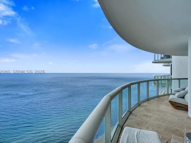 2-bedroom condo for sale in Miami Beach - 6365 Collins Ave 3002 - MondialRealty