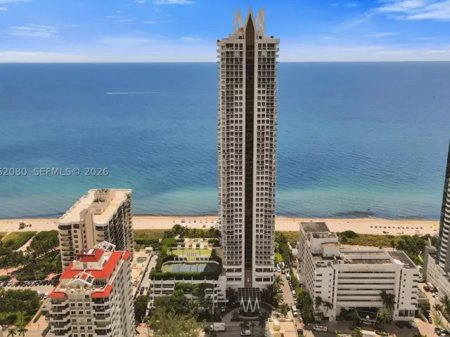 2-bedroom condo for sale in Miami Beach - 6365 Collins Ave 3002 - MondialRealty