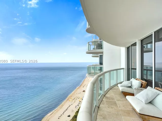 2-bedroom condo for sale in Miami Beach - 6365 Collins Ave 3002 - MondialRealty